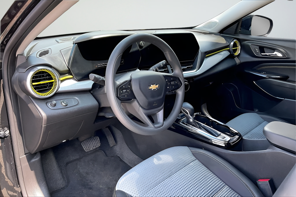 Used 2025 Chevrolet Trax LT FWD image 14