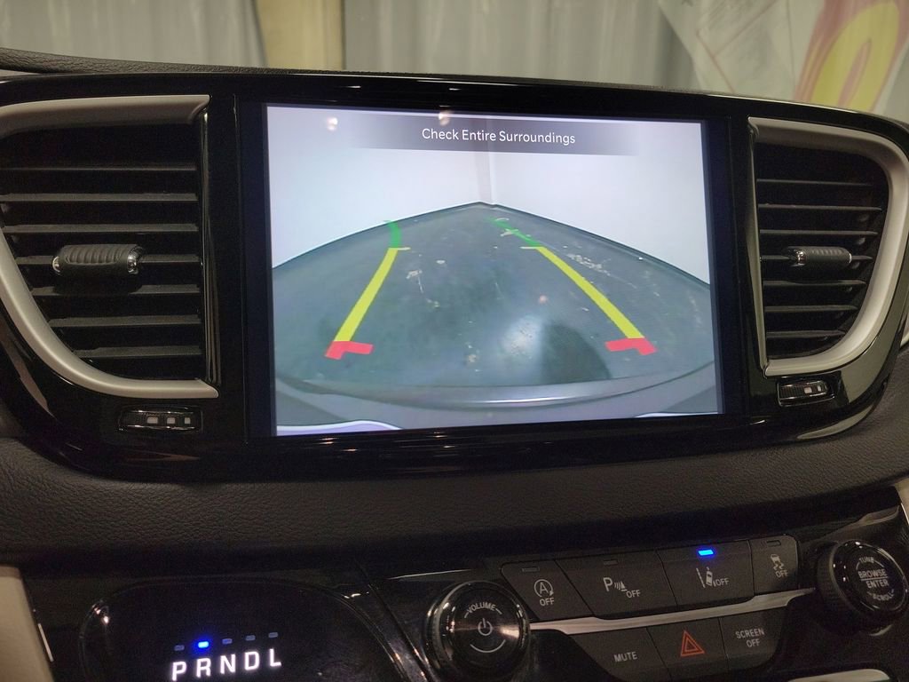 Used 2023 Chrysler Pacifica Touring-L image 16