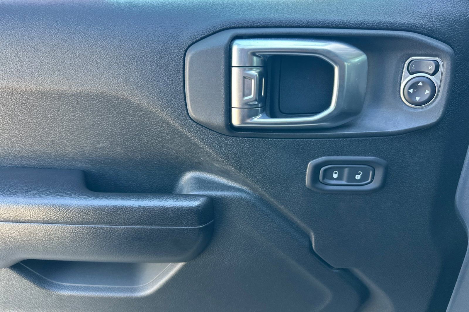 Used 2020 Jeep Wrangler Sport image 10