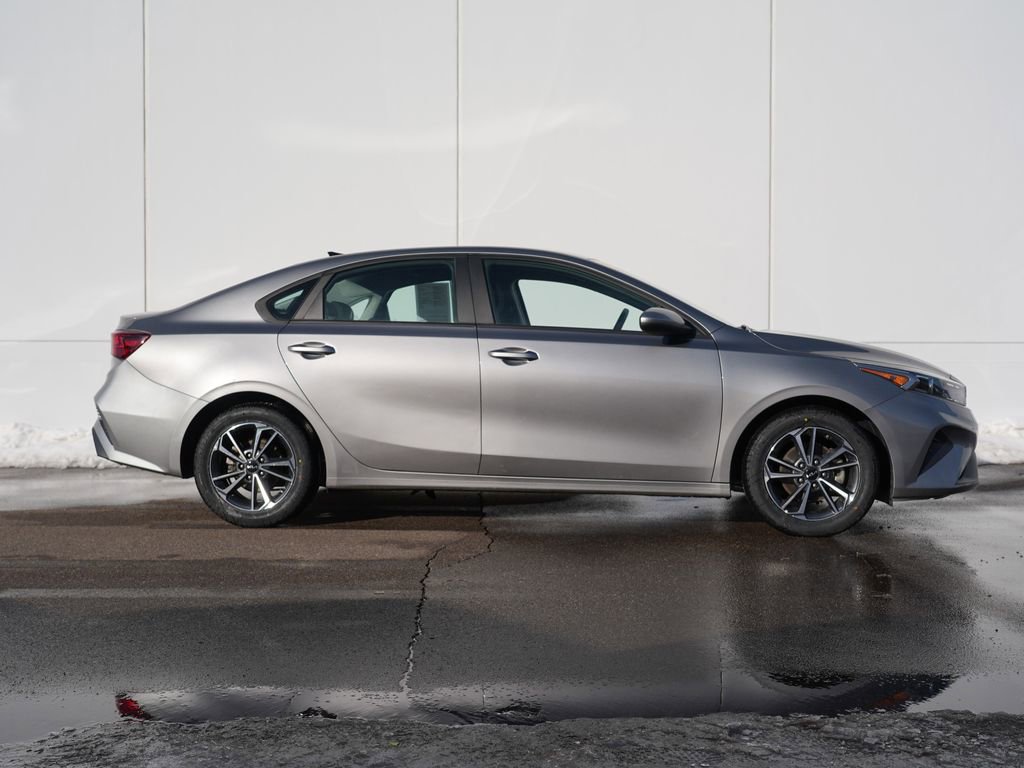 Used 2022 Kia Forte LXS image 2