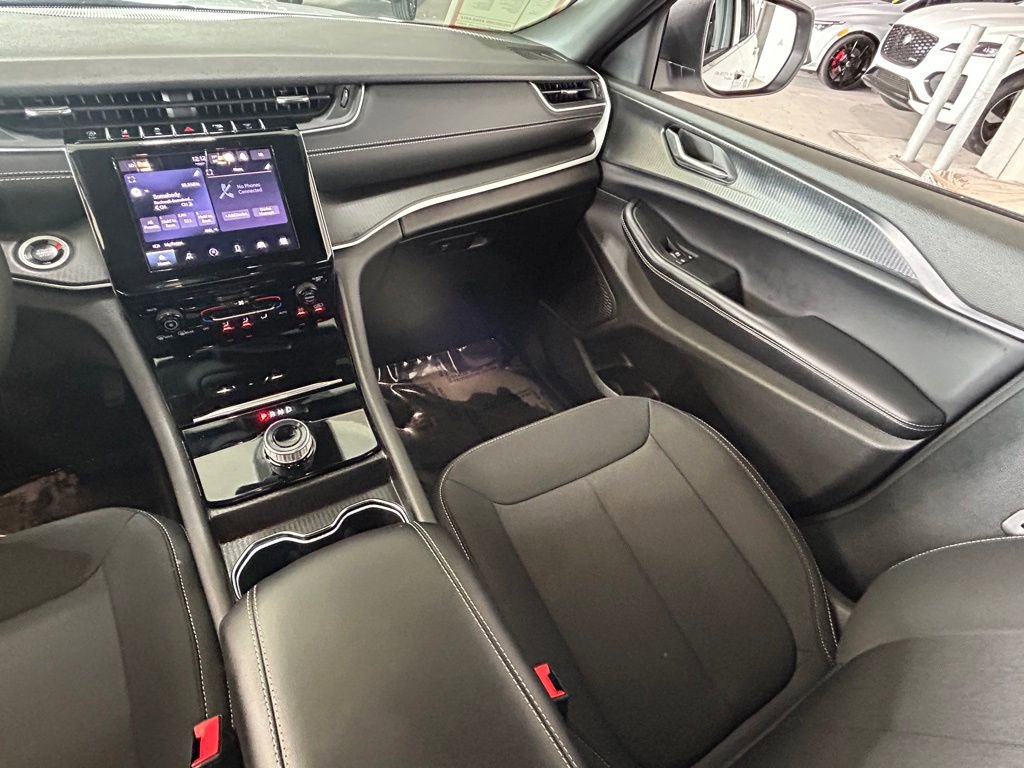 Used 2025 Jeep Grand Cherokee L Laredo image 11