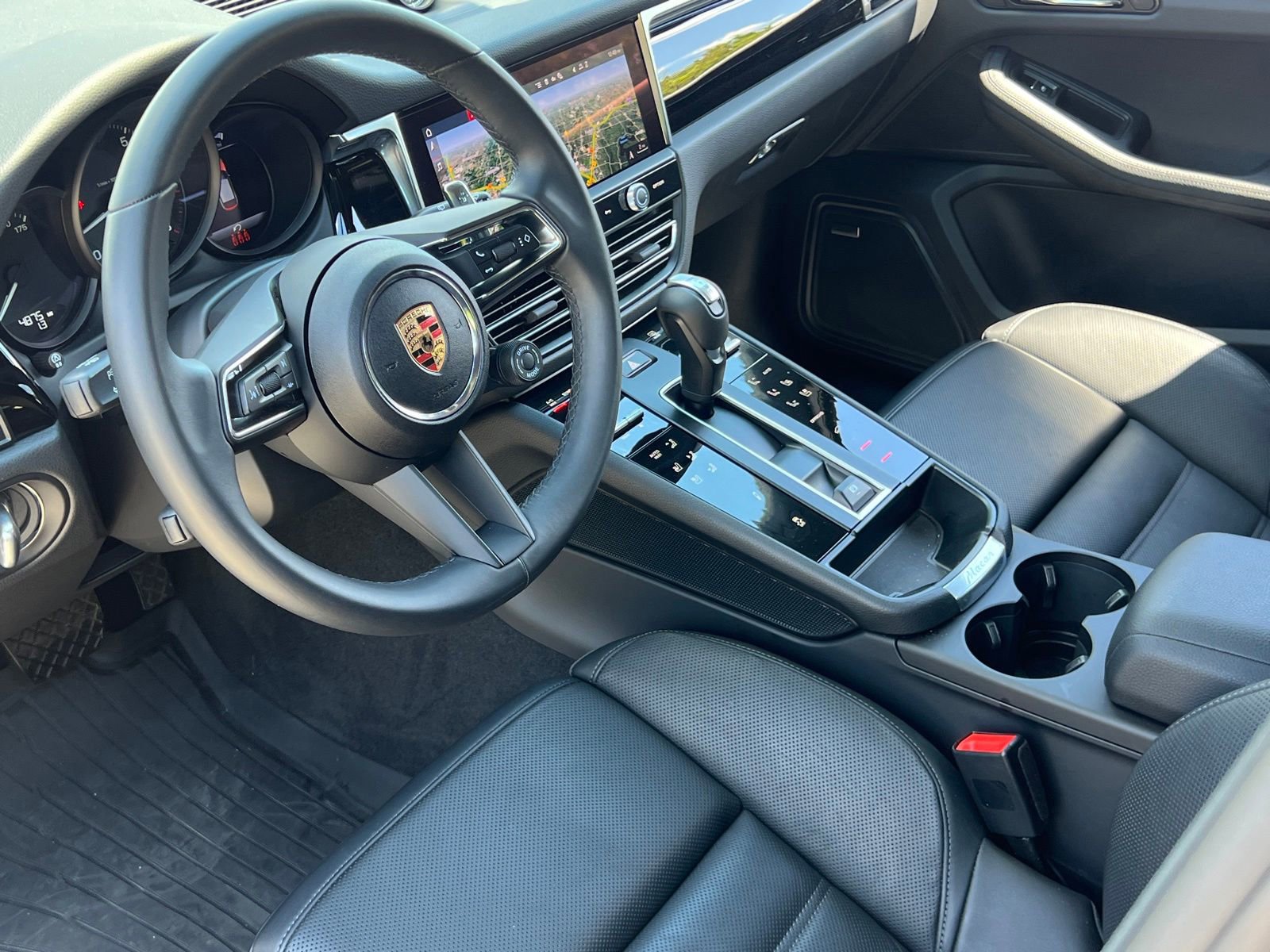 Certified 2025 Porsche Macan AWD/4WD image 3