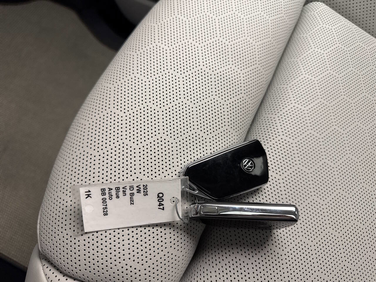 Used 2025 Volkswagen ID. Buzz 1st Edition image 24