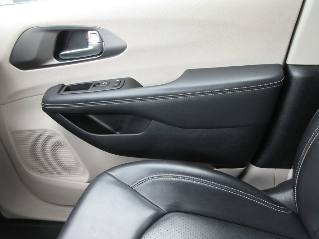 Used 2023 Chrysler Pacifica Touring-L image 32