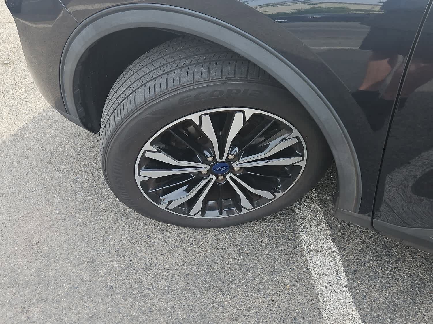 Used 2021 Ford Escape SE w/ SE Sport Appearance Package image 3