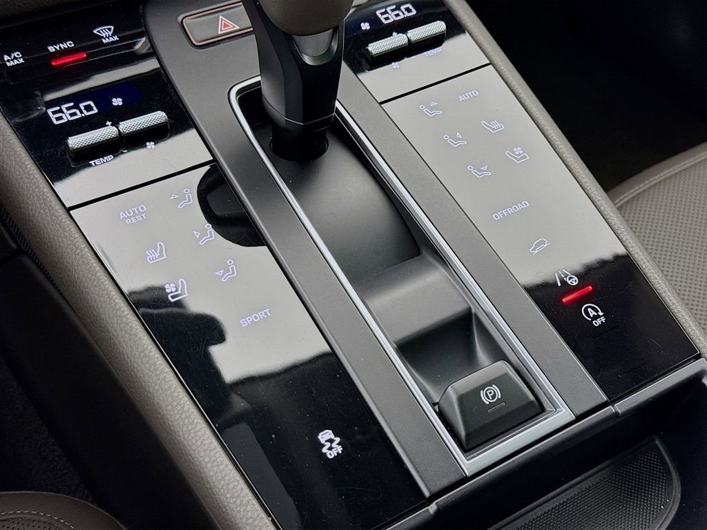 Certified 2023 Porsche Macan Turbo AWD/4WD image 22