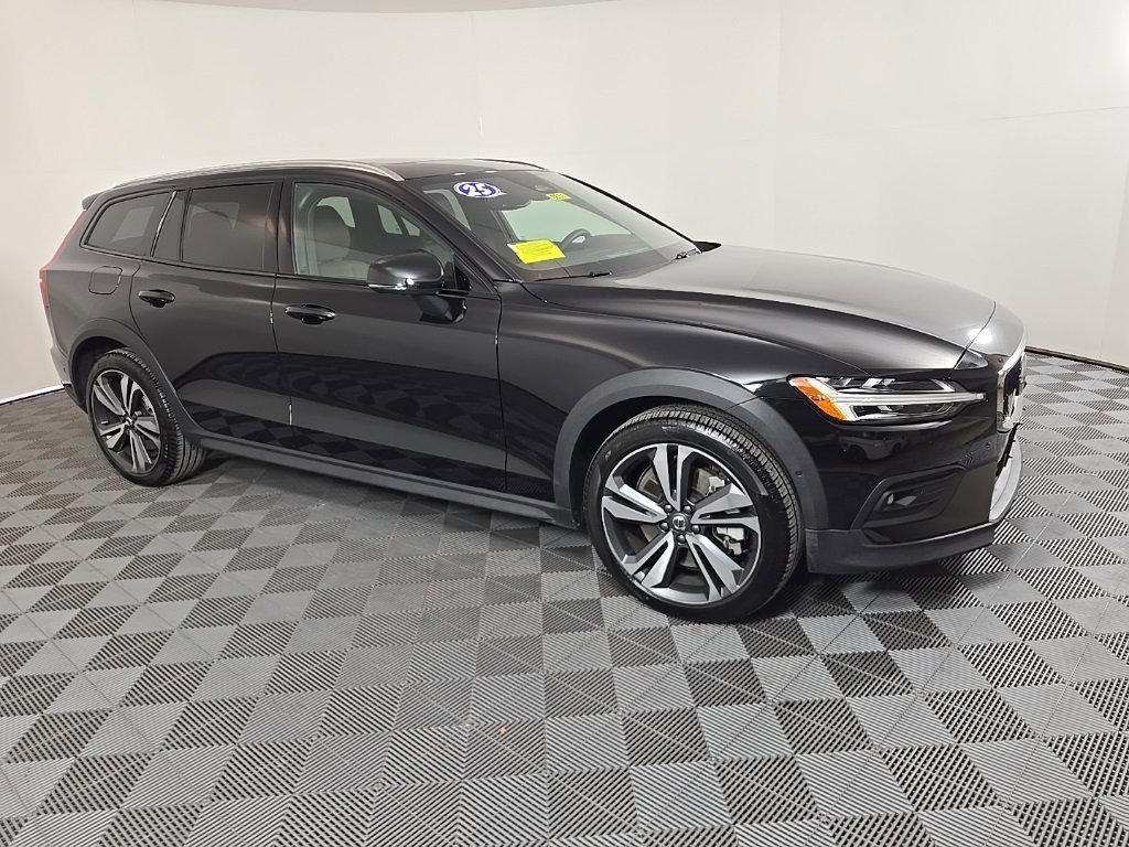 Certified 2025 Volvo V60 B5 Cross Country Plus image 4