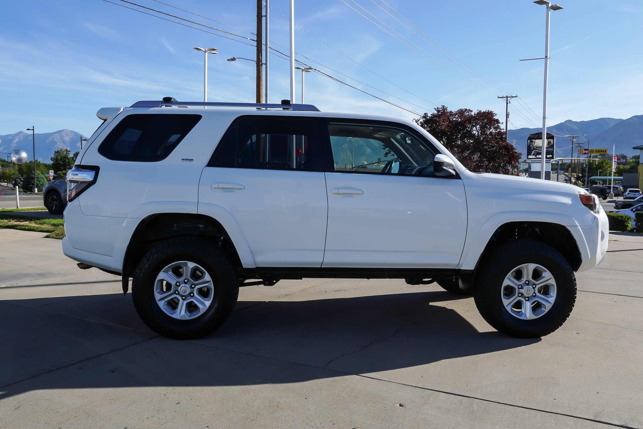 Used 2018 Toyota 4Runner SR5 AWD/4WD image 9