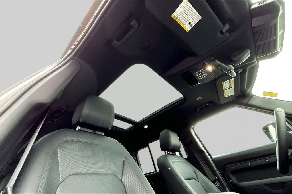 Used 2025 Land Rover Defender 130 X-Dynamic SE image 28