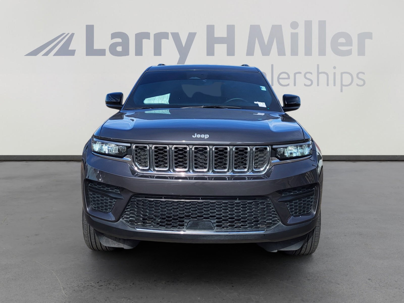 Used 2024 Jeep Grand Cherokee Laredo X w/ Luxury Tech Group I image 8