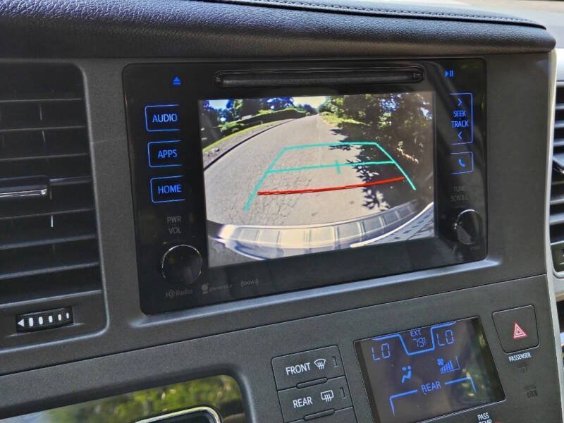 Used 2016 Toyota Sienna XLE FWD image 22