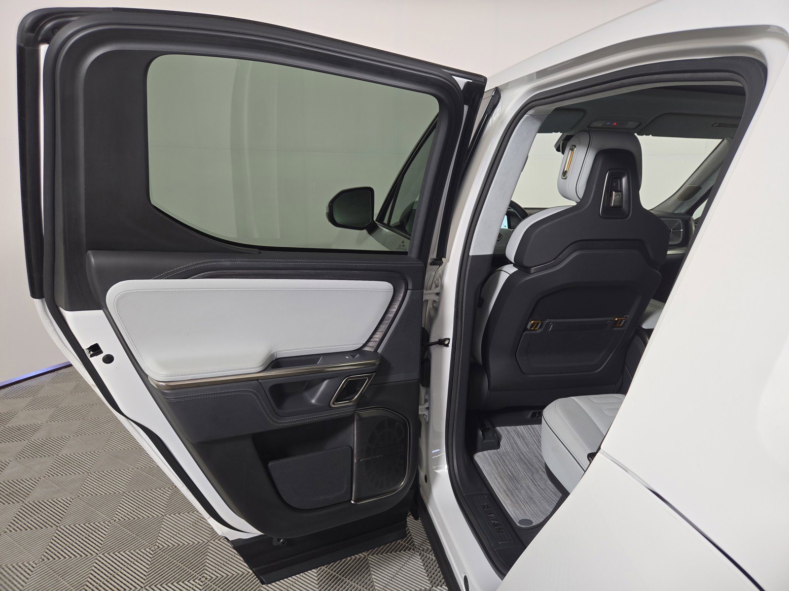 Used 2023 Rivian R1T Adventure image 17