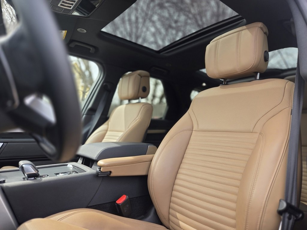 Used 2025 Land Rover Discovery Dynamic SE image 19