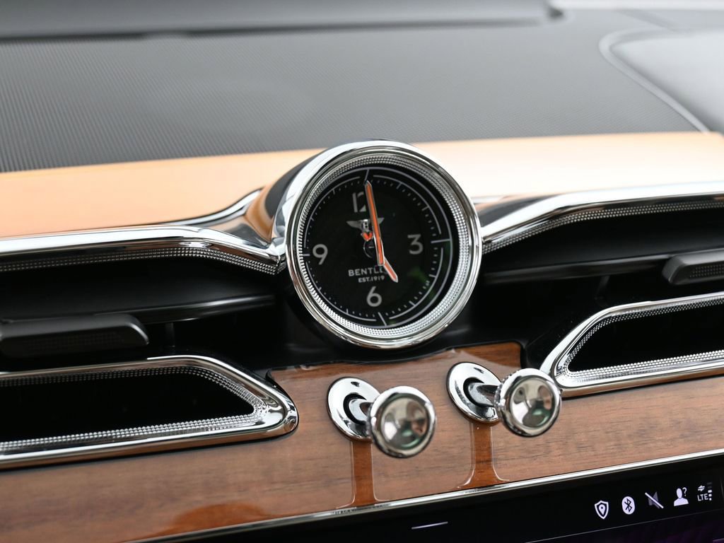 Used 2022 Bentley Bentayga AWD/4WD image 21