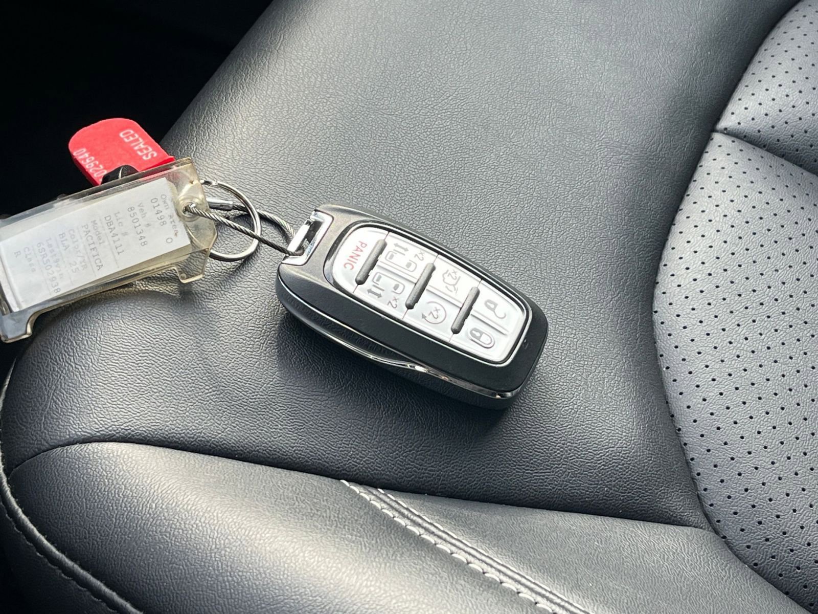 Used 2025 Chrysler Pacifica Select image 21