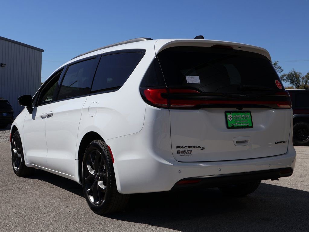 New 2026 Chrysler Pacifica Limited w/ S Appearance Package FWD image 3