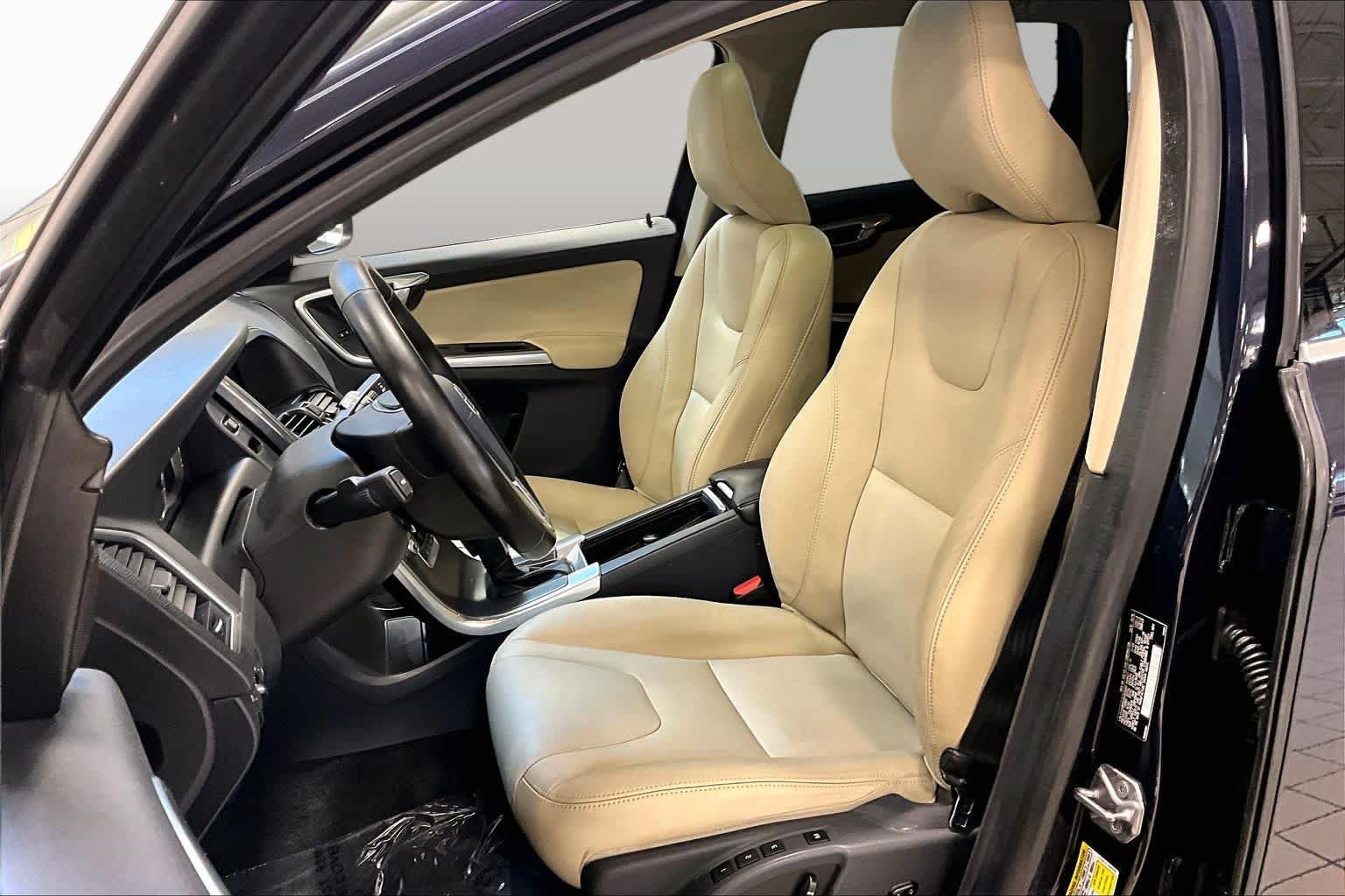Used 2016 Volvo XC60 T6 w/ Climate Package AWD/4WD image 9