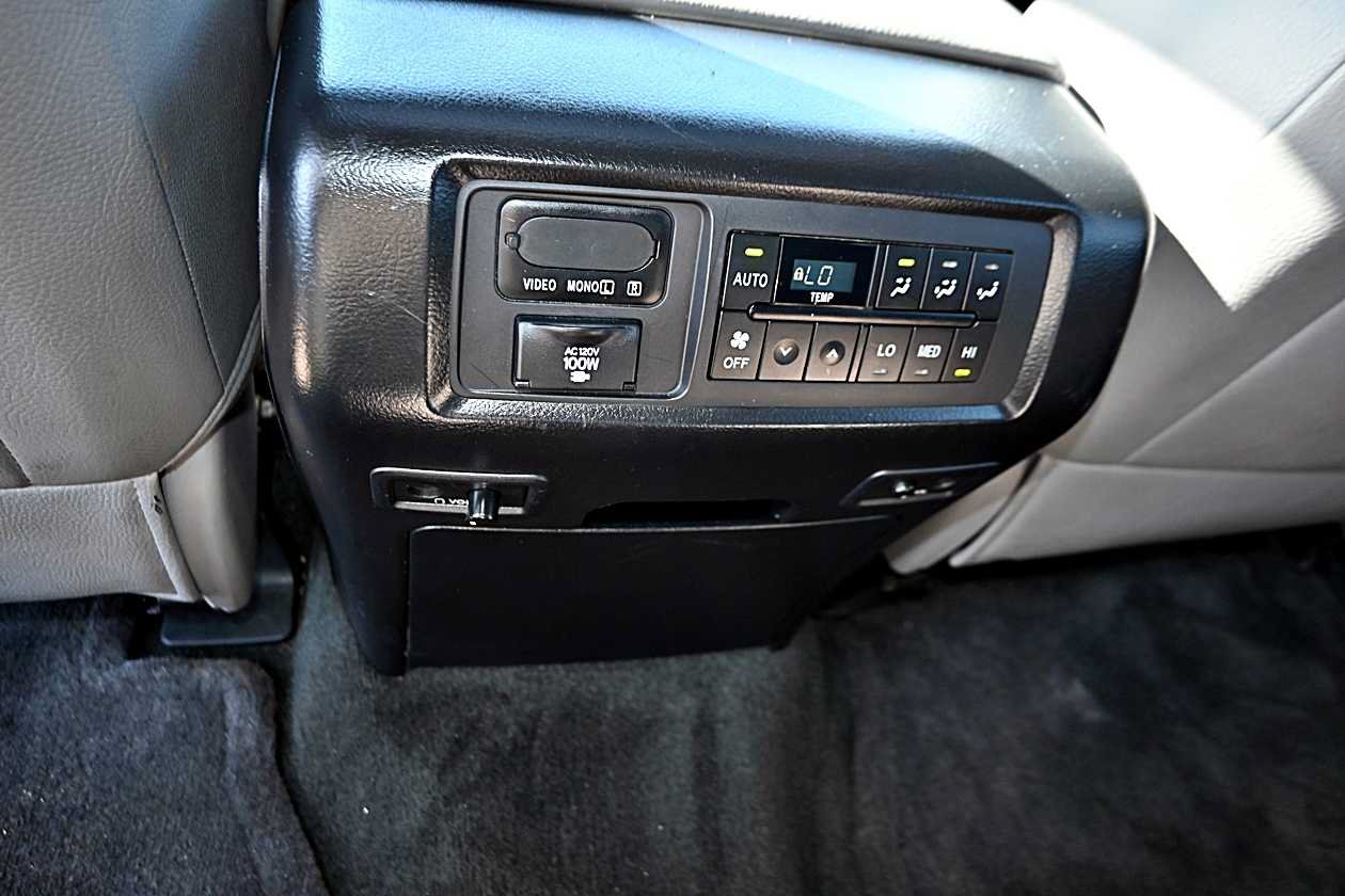 Used 2013 Toyota Sequoia Platinum AWD/4WD image 18