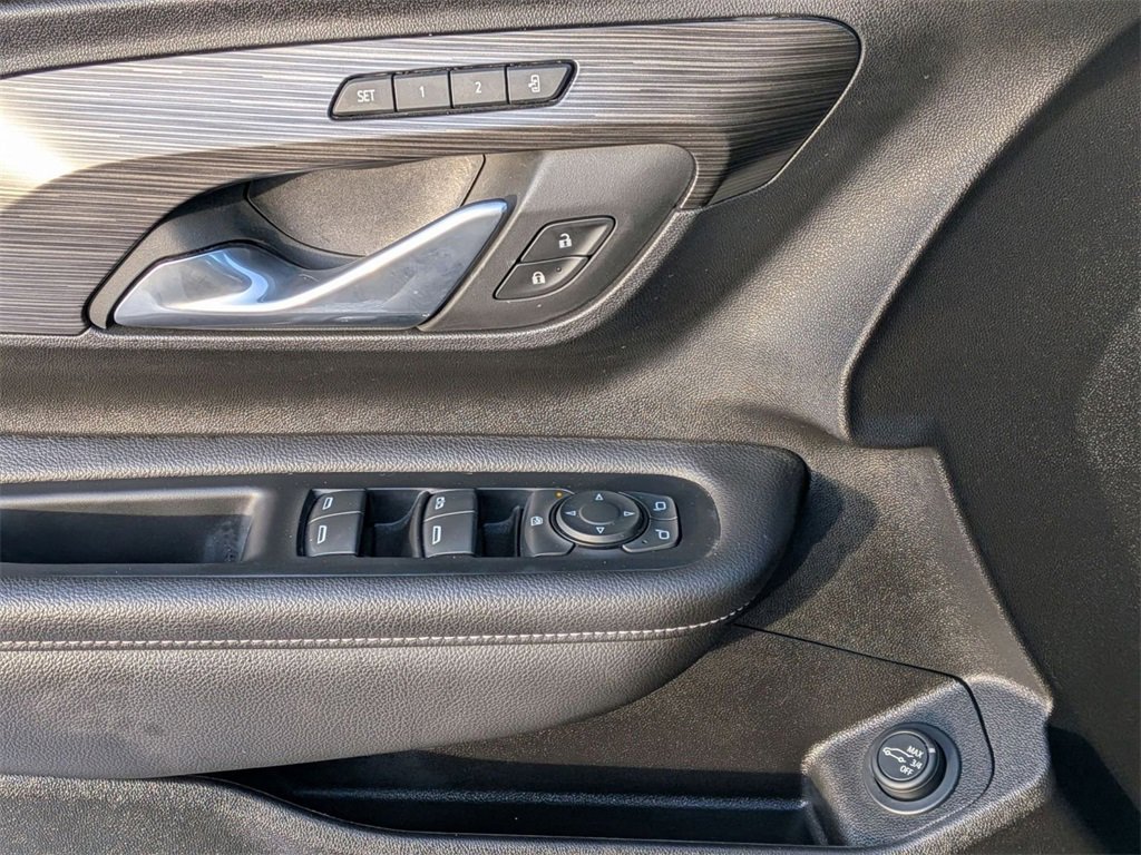 Used 2023 GMC Terrain SLT w/ Elevation Edition image 15