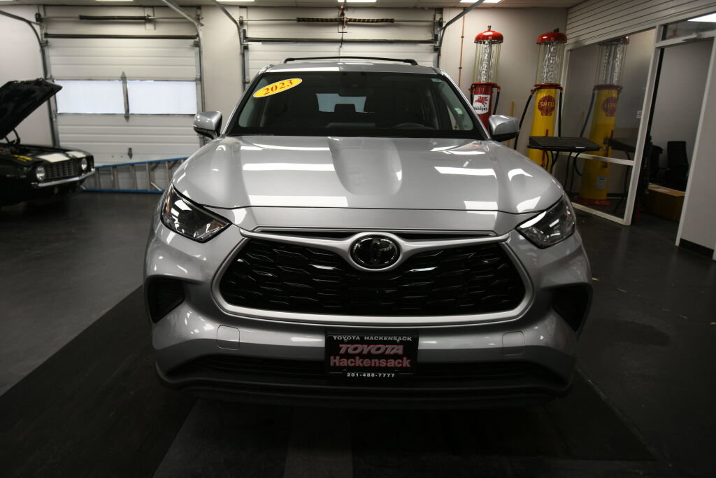 Used 2023 Toyota Highlander L FWD image 2