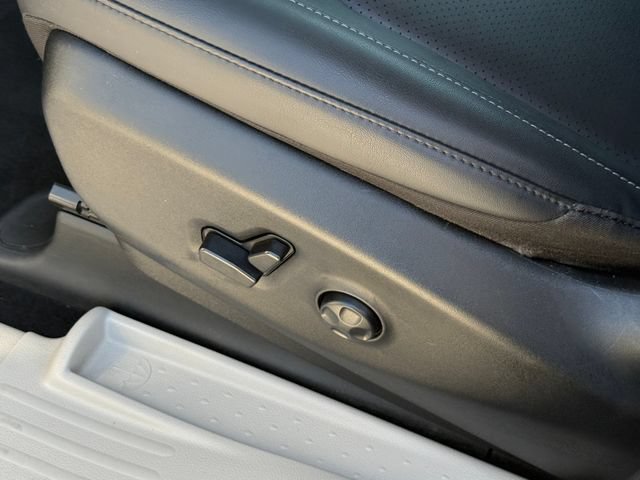 Used 2024 Chrysler Pacifica Touring-L FWD image 13