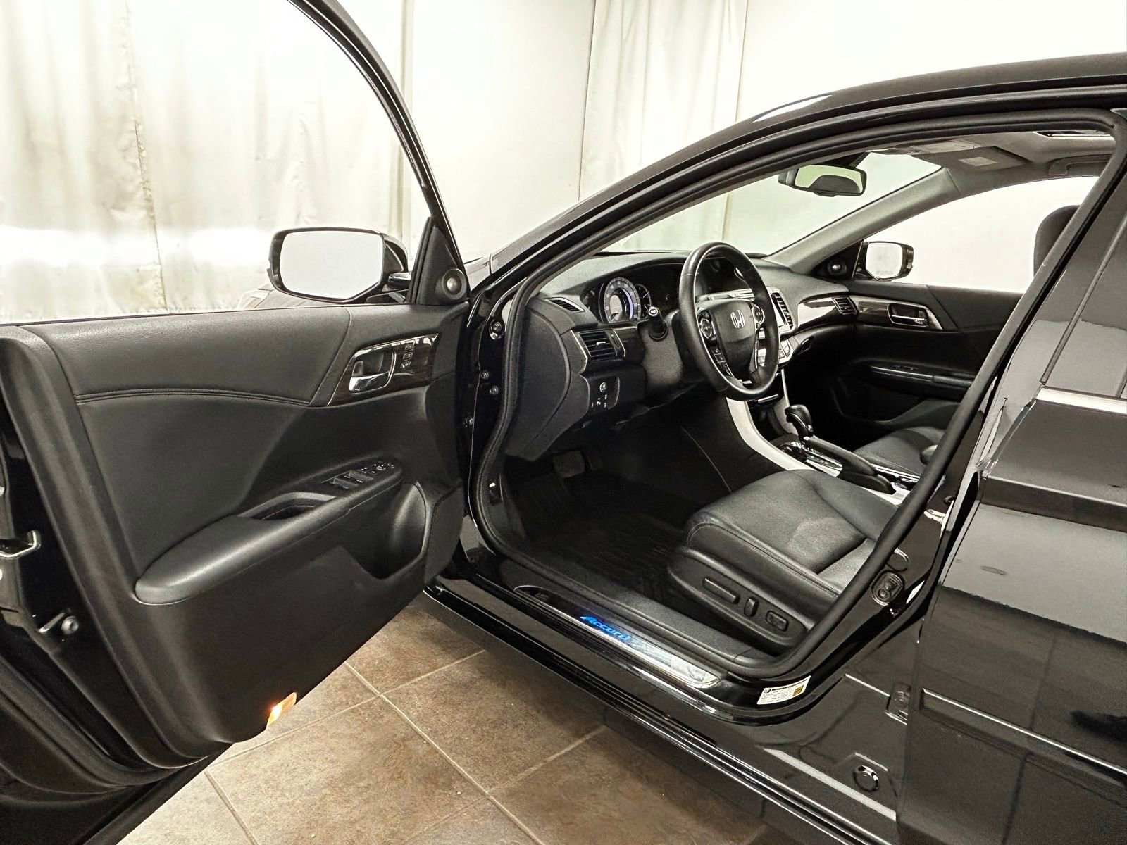 Used 2017 Honda Accord Touring image 25