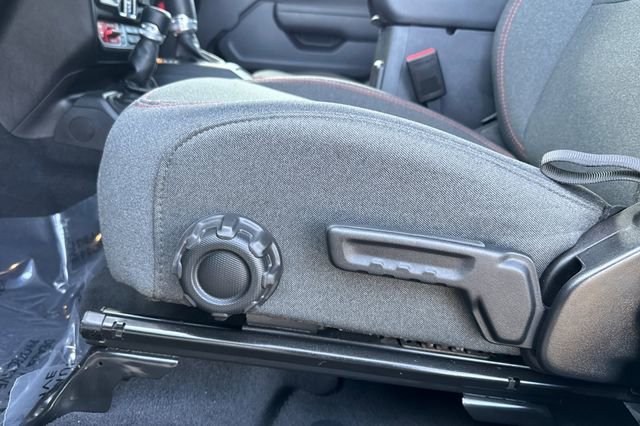 Used 2025 Jeep Gladiator Rubicon w/ Convenience Group image 13