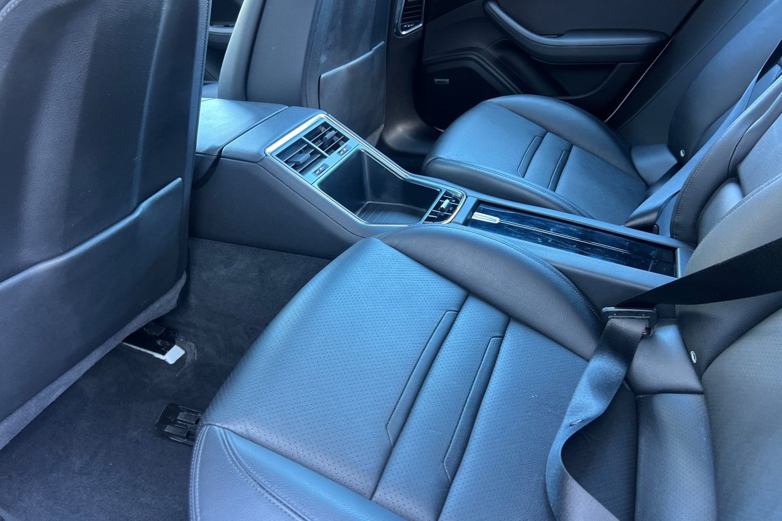 Used 2020 Porsche Panamera 4 AWD/4WD image 32
