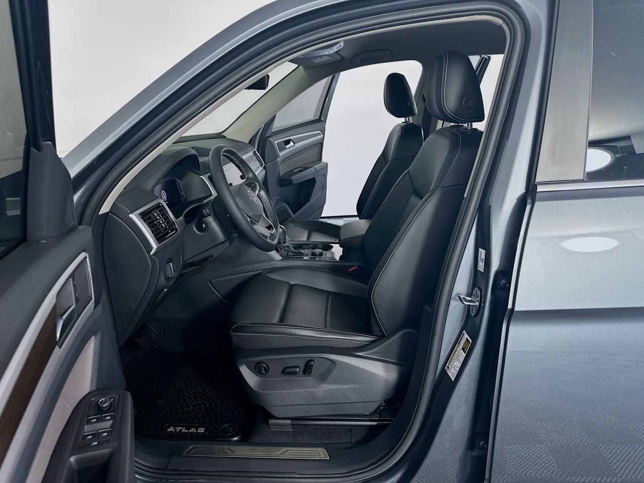 Used 2022 Volkswagen Atlas SE w/ Black Wheel Package image 23