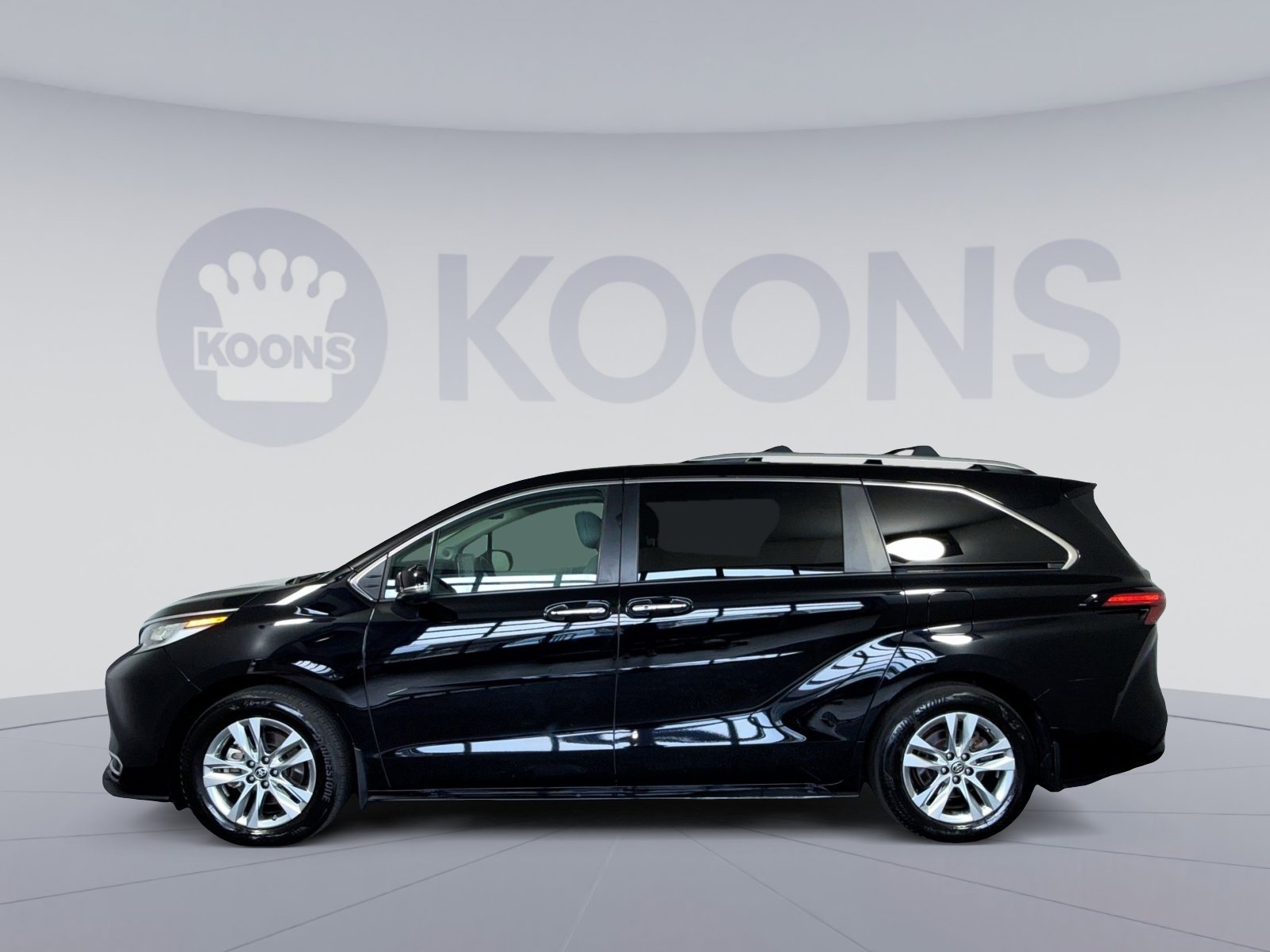 Used 2023 Toyota Sienna Limited AWD/4WD image 2