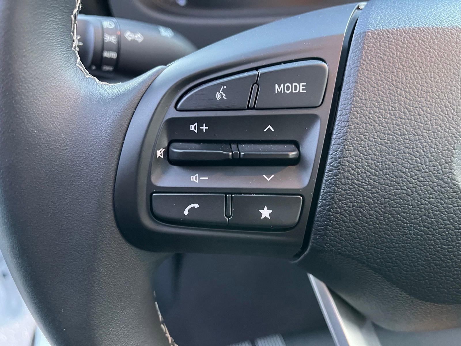 Used 2025 Hyundai Venue SEL image 28