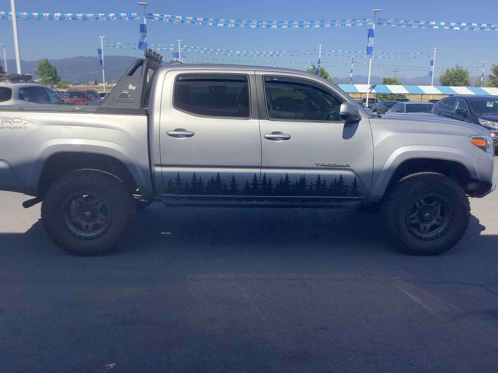 Used 2016 Toyota Tacoma TRD Sport AWD/4WD image 6