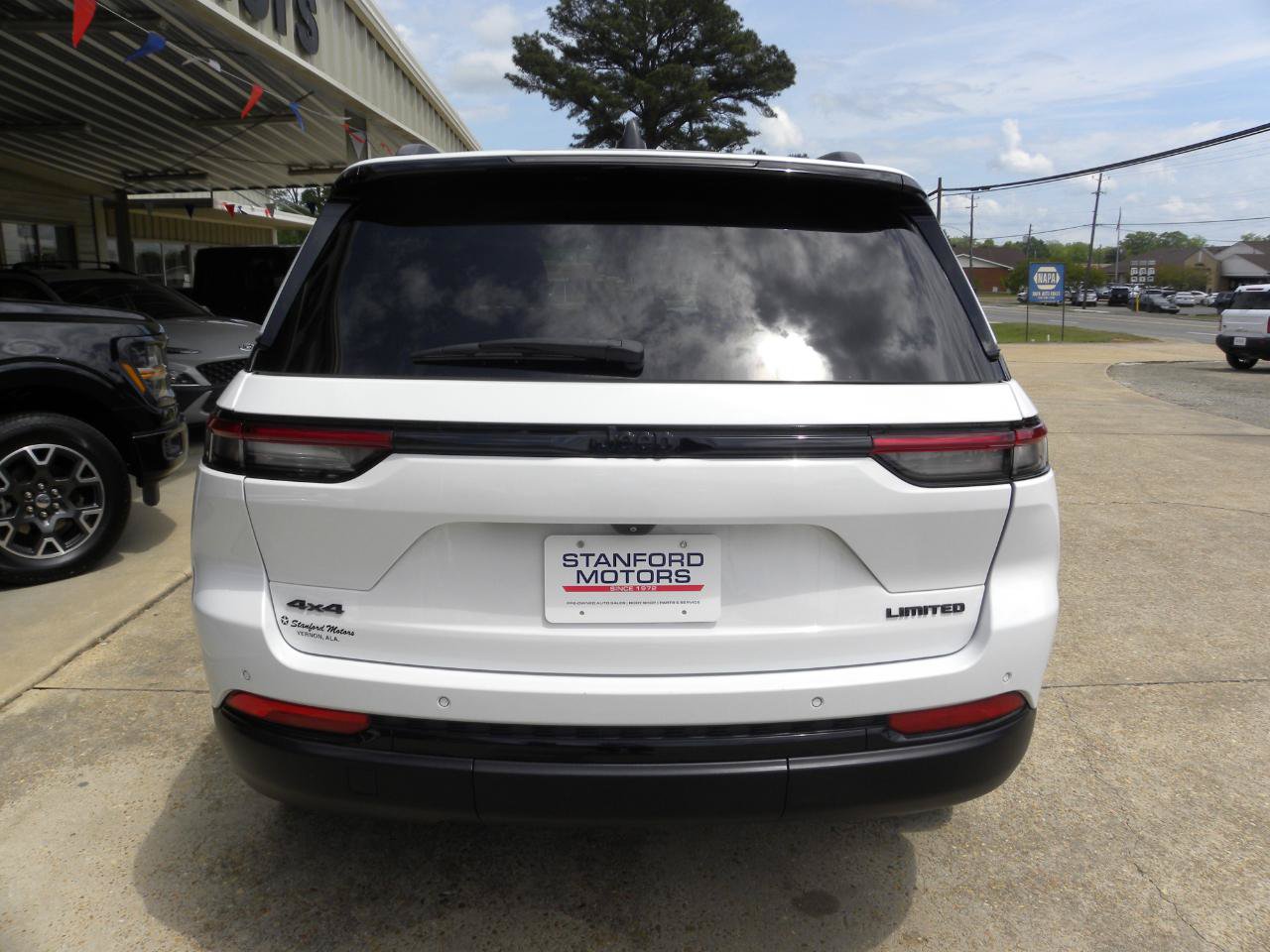 Used 2023 Jeep Grand Cherokee Limited w/ Black Appearance Package AWD/4WD image 8