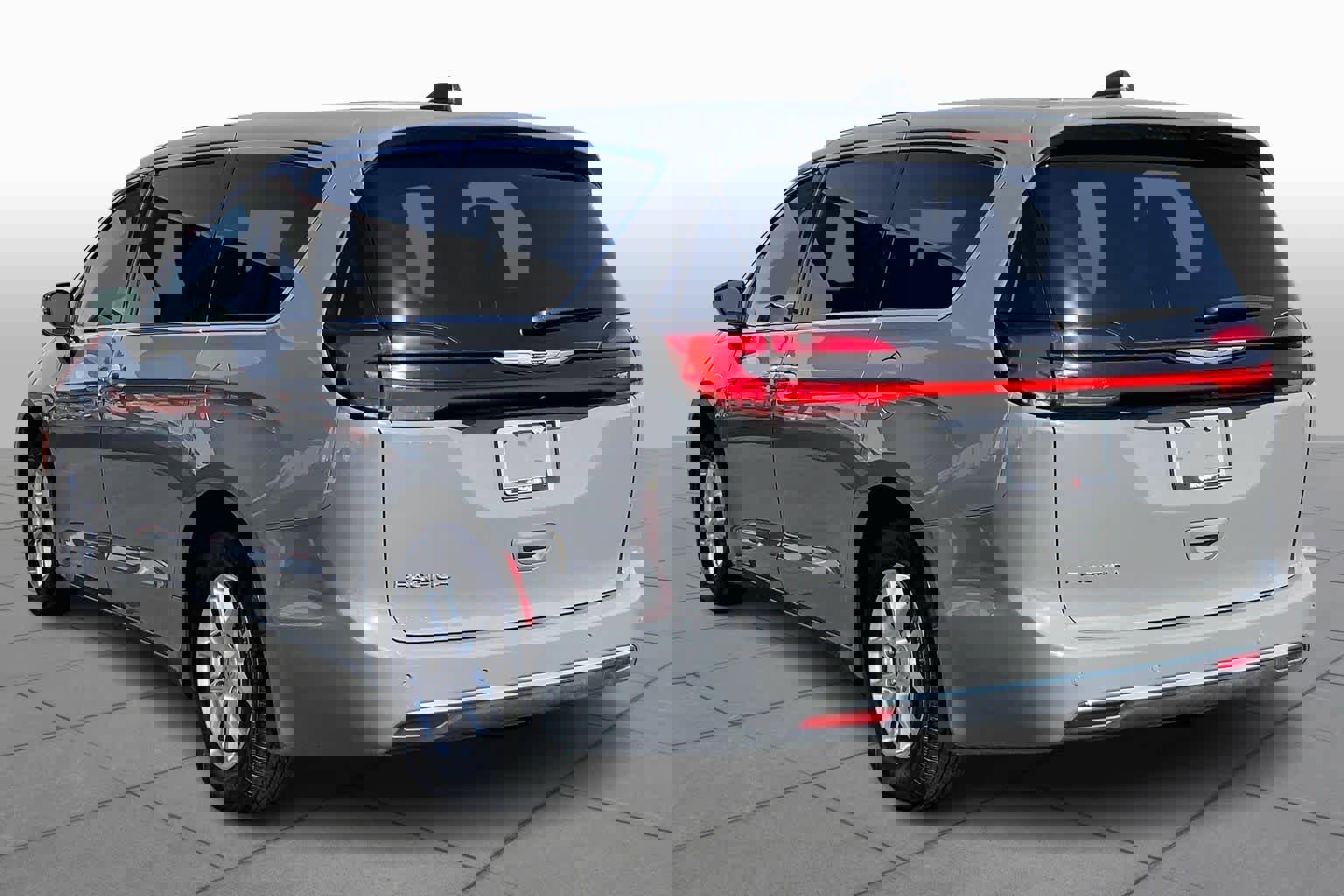 Used 2025 Chrysler Pacifica Select FWD image 12