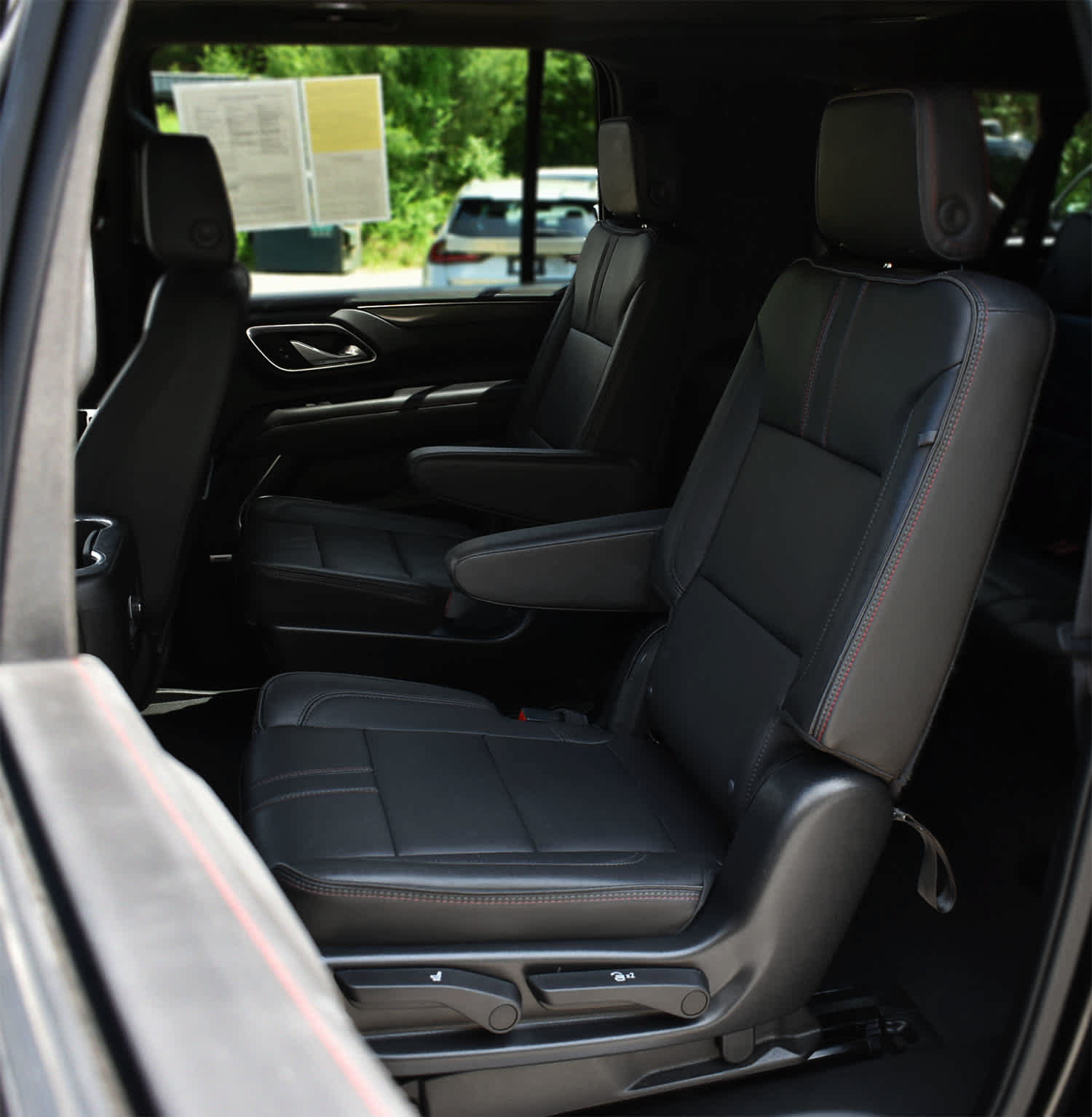 Used 2022 Chevrolet Suburban RST w/ Sport Performance Package AWD/4WD image 12