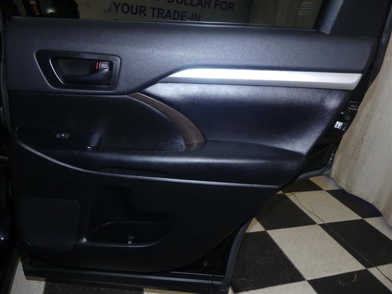 Used 2019 Toyota Highlander Plus AWD/4WD image 30