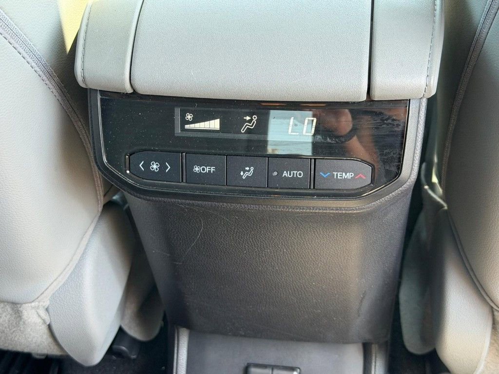 Used 2022 Toyota Highlander XLE AWD/4WD image 16