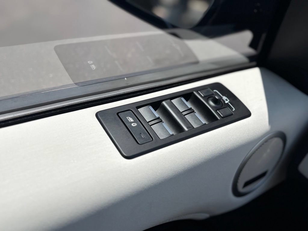 Used 2025 Land Rover Discovery S AWD/4WD image 16