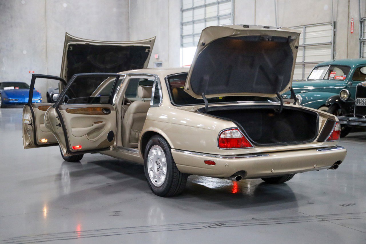 Used 2001 Jaguar XJ8 image 11