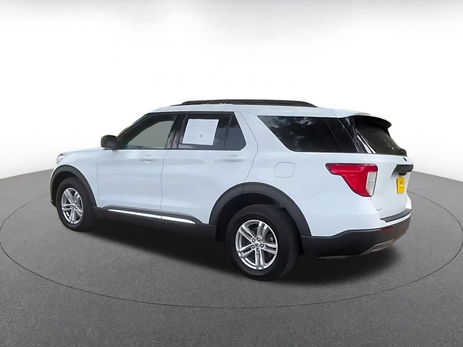 Used 2023 Ford Explorer XLT w/ Equipment Group 202A AWD/4WD image 9