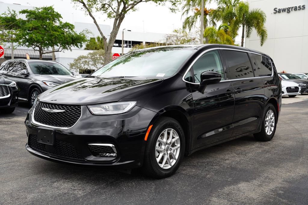 Used 2024 Chrysler Pacifica Touring-L image 17