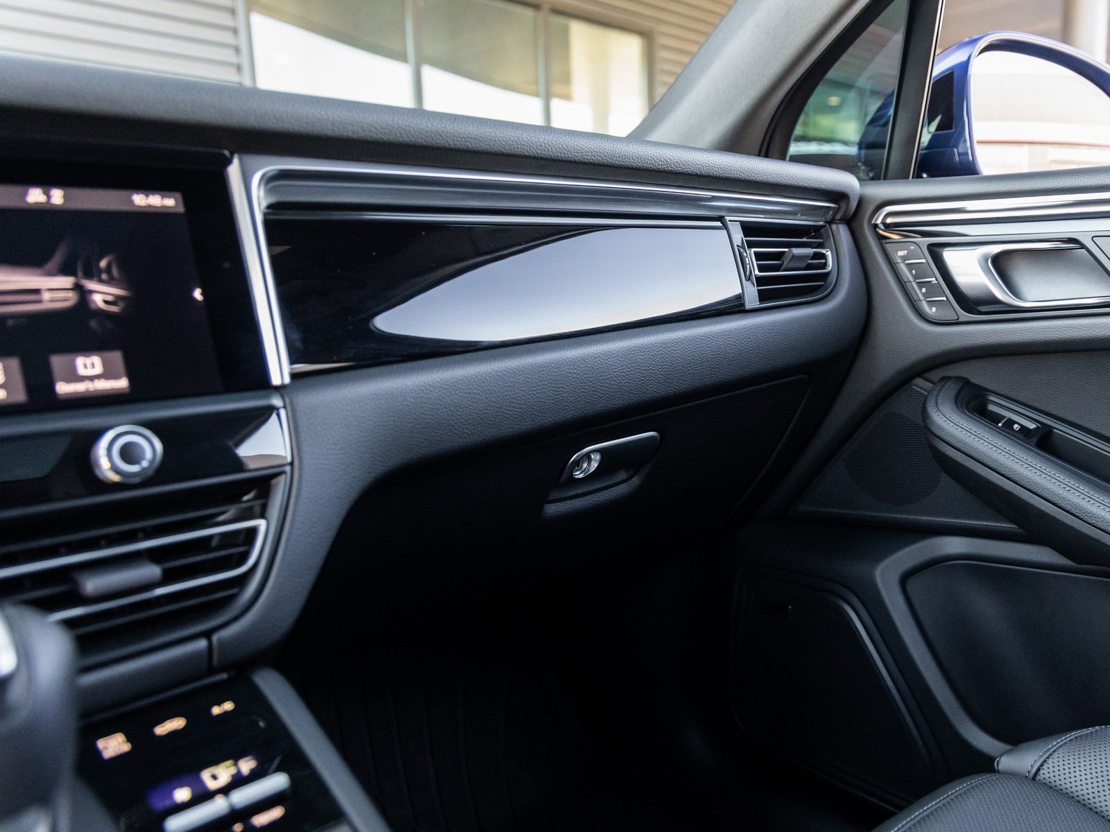 Certified 2025 Porsche Macan image 31