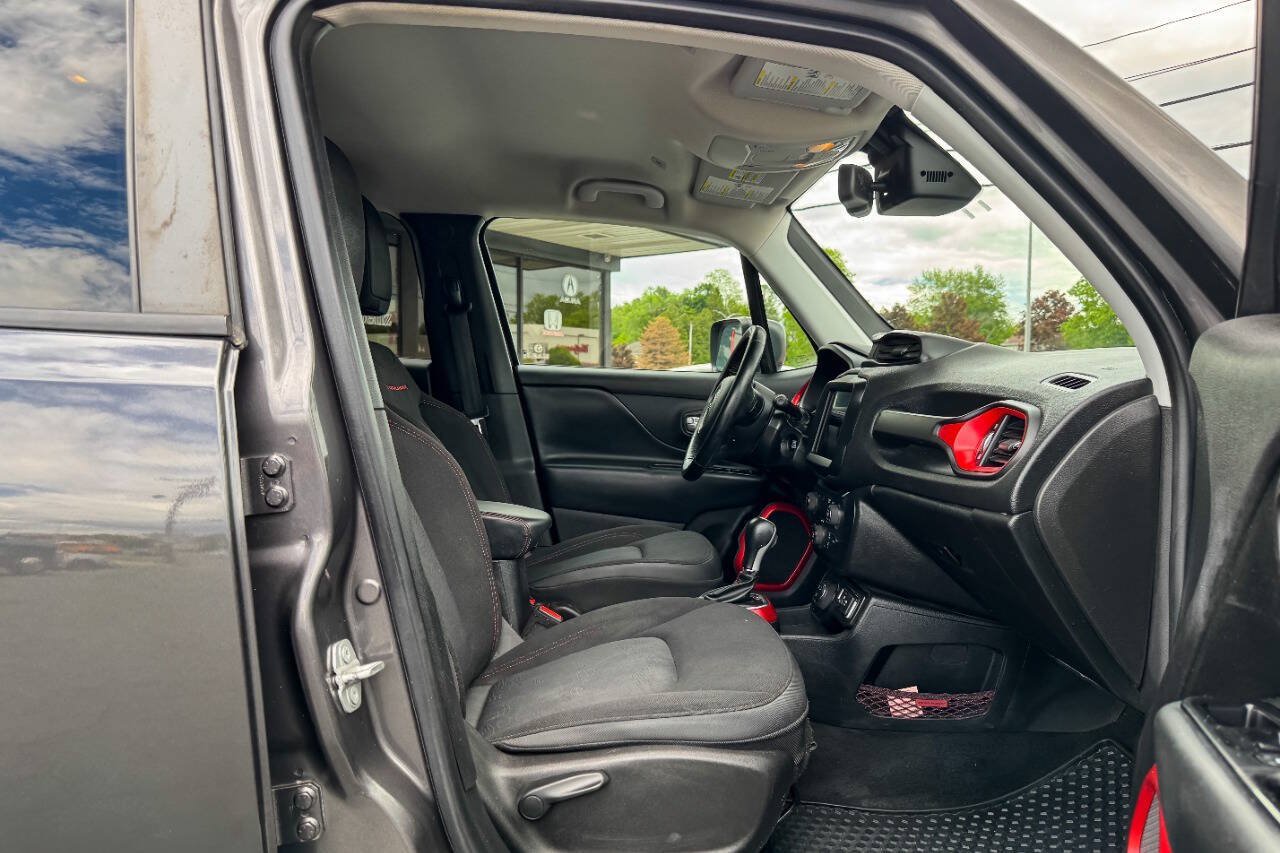 Used 2019 Jeep Renegade Trailhawk w/ UConnect 8.4 Nav Group AWD/4WD image 14