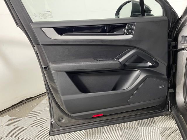 Used 2025 Porsche Cayenne E-Hybrid Coupe image 36