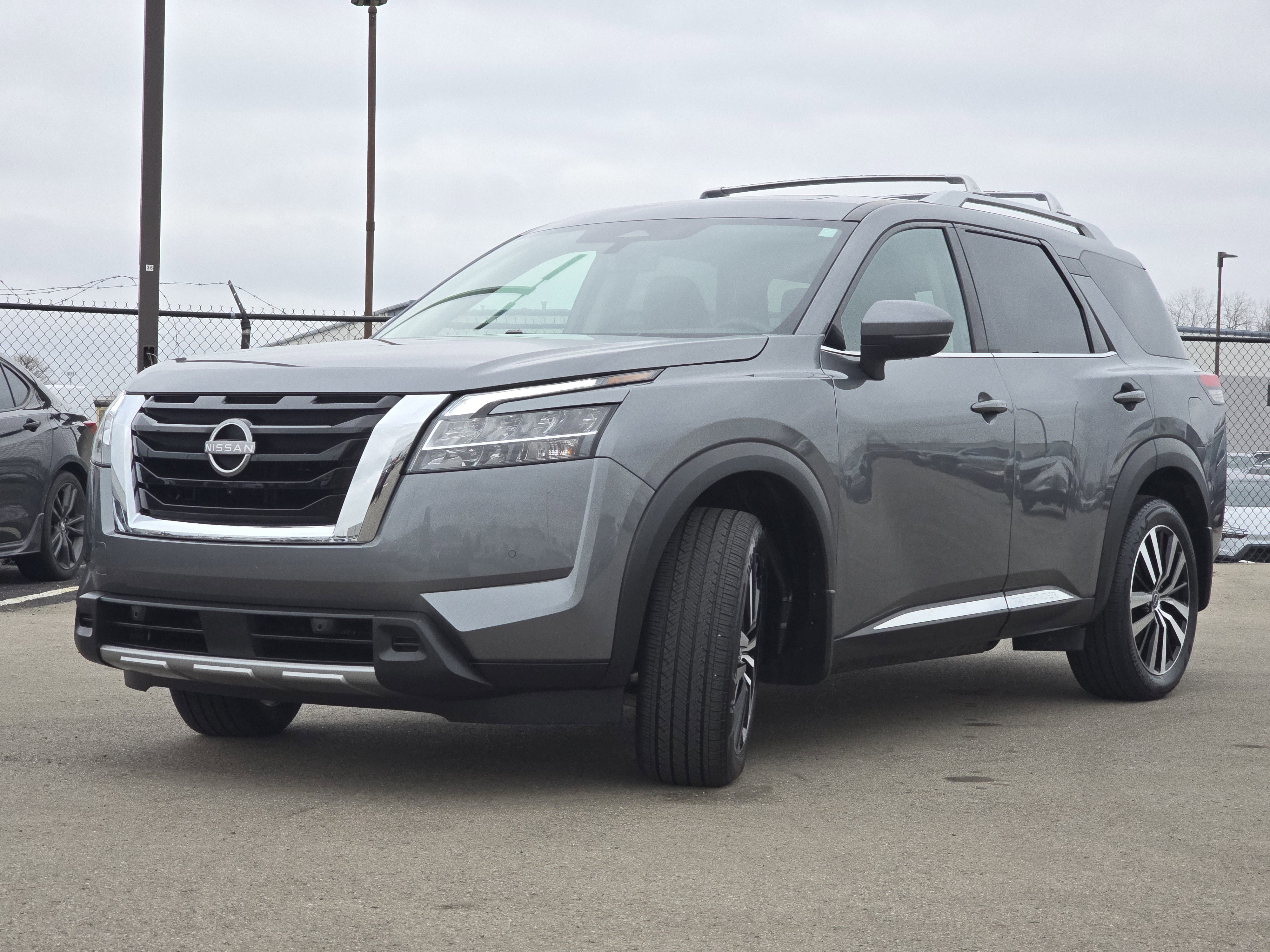Used 2024 Nissan Pathfinder Platinum image 3