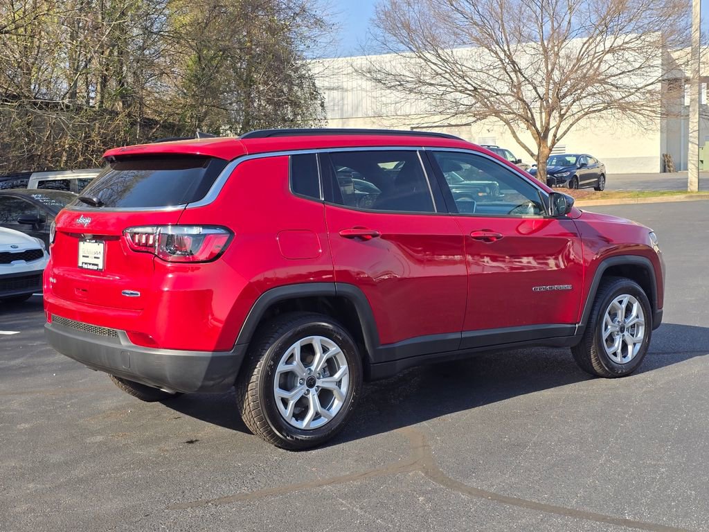 Used 2025 Jeep Compass Latitude image 3