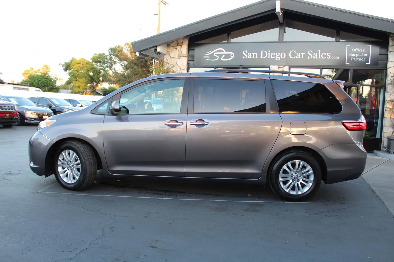 Used 2015 Toyota Sienna XLE w/ XLE Navigation Package FWD image 2
