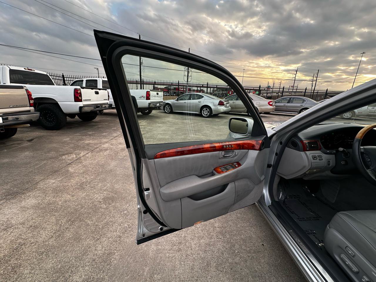 Used 2004 Lexus LS 430 w/ Premium Pkg RWD image 26