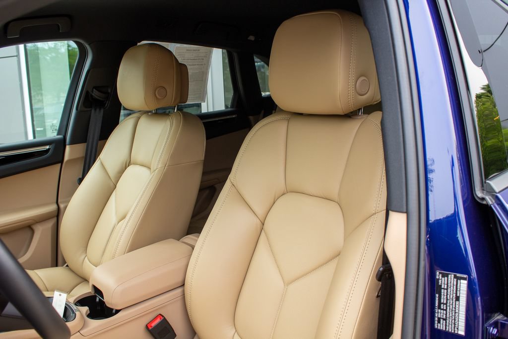 Used 2025 Porsche Macan AWD/4WD image 3