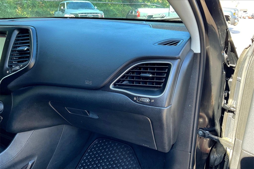 Used 2019 Jeep Cherokee Trailhawk w/ Cold Weather Group image 12